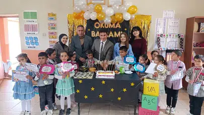 Ağrı'da minik öğrencilerin büyük başarısı: Okuma yazmaya ilk adımı şölenle kutladılar