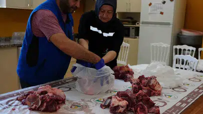 Düzce’de bayram sofraları bu yıl daha bereketli: Hayırseverlerin emanetleri kapı kapı dağıtılıyor