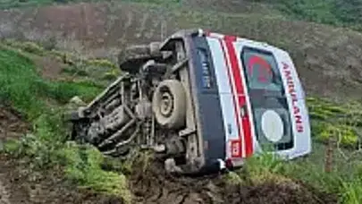 Siirt’te korkutan kaza: Hasta taşıyan ambulans şarampole uçtu