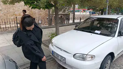 Kırşehir’de yürekleri ağza getiren olay: Motor kısmına sıkışan minik cana itfaiye eli değdi