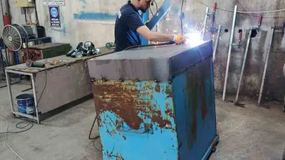 Gölcük’te çöp konteynerlerine "ikinci hayat" dokunuşu: Hem bütçe korunuyor hem çevre kazanıyor