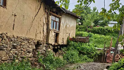 Tokat’ta kabus dolu anlar: Yamaçtan kopan toprak evleri yuttu