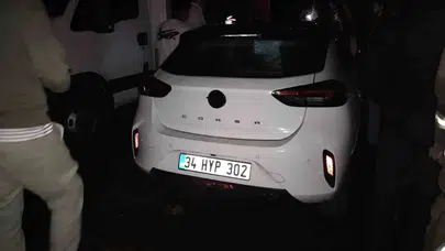 Üsküdar’da geceyi aydınlatan alevler: Park halindeki araçlar küle döndü