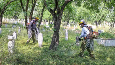 Denizli’de bayram mesaisi: Mezarlıklar ziyaretçilerini bekliyor