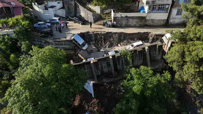 Hatay'da felaketin bilançosu ağır: Yer yarıldı, araçlar içine gömüldü