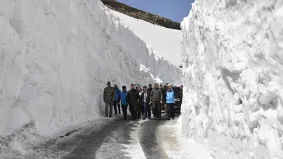 Zirvede bahar temizliği: 10 metrelik kar kütleleri aşıldı, Nemrut ziyaretçilerini bekliyor