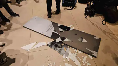 CHP İstanbul İl Başkanlığı önünde gergin anlar: Kılıçdaroğlu’nun fotoğrafını indirdiler