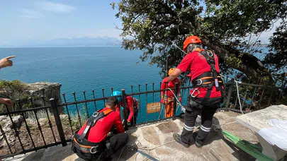 Kurtarma ekipleri bu kez hayat kurtarmak için değil doğa için sahaya indi: 40 metrelik uçurumdan çöp topladılar