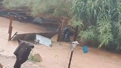 Adana'da kabus dolu anlar: Dere yatağı taştı, evlerin kapıları sular altında kaldı