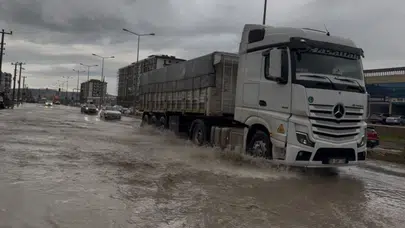 Ergani’de gökyüzü boşaldı: İlçe merkezi sular altında kaldı