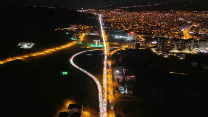 Kilit kavşakta bayram dönüşü çilesi: Trafik kilitlendi, araçlar adım adım ilerliyor