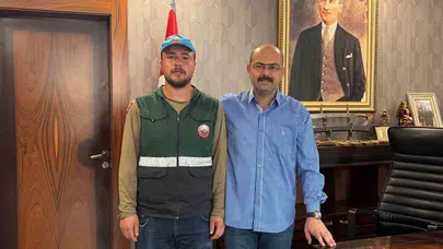 Vicdanı cüzdanından büyük: Parkta bulduğu gremse altını sahibine teslim etti
