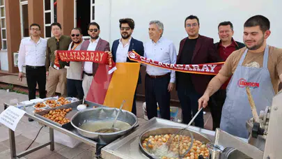 Adliye önünde şampiyonluk kutlaması: Cübbelerini çıkardılar, sarı-kırmızı lokma dağıttılar