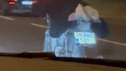 Trafikte şov yapayım derken servet ödedi: Hem ehliyeti yandı hem motosikleti bağlandı