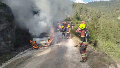 Dursunbey’de korkutan anlar: Otomobilden yükselen alevler ormana sıçradı