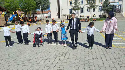 Kütahya’da yürekleri ısıtan görüntüler: Özel öğrenciler sahneye çıktı, sevgi seli yaşandı