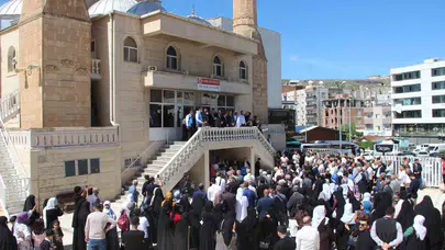 Cizre’de duygusal vedalaşma: 139 hacı adayı dualarla kutsal topraklara uğurlandı