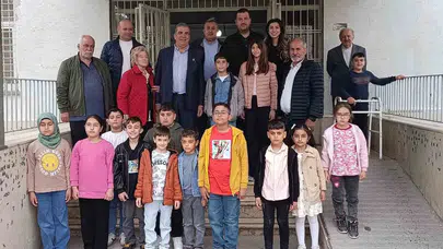 Eğitime vefa örneği: Kendi yaptırdığı okulun öğrencilerini unutmadı