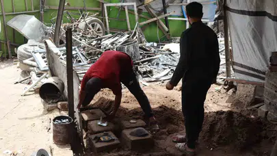 Yıkıntılardan umut çıkaran mühendis: Gazze’de çadır atölyesinde hayatı yeniden üretiyor