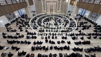 Kars’ta bayram coşkusu: Sabahın ilk ışıklarıyla camiler doldu