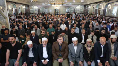 Elazığ’da bayram coşkusu: İzzetpaşa Camisi’nde birlik ve beraberlik mesajları