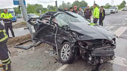 Sakarya’da dehşet anları: Kavşakta üç araç birbirine girdi, yaşam mücadelesi veriyorlar