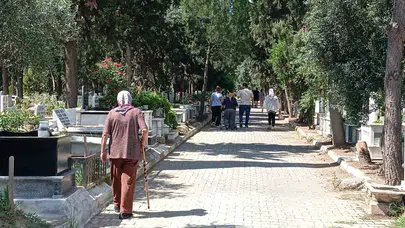 Nazilli’de bayram öncesi hüzünlü yoğunluk: Sevdiklerini dualarla andılar