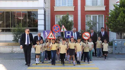 Miniklerden büyük ders: Edremit’te trafik bilinci sahneye taşındı