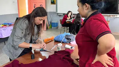 Çöpe gideceklerdi, şimdi sergileniyorlar: Atça'da gençlerin geri dönüşüm başarısı