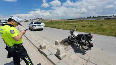 Karaman’da motosiklet dehşeti: Beton dubaya çarpan sürücü hastanelik oldu