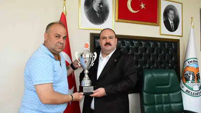 Şampiyonluk kupası İnönü’ye geldi: Başkan Hamamcı’ya anlamlı ziyaret