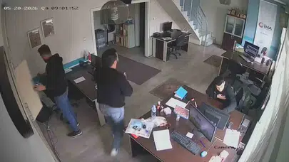 Kayseri'yi sallayan sarsıntı güvenlik kamerasında: Vatandaşlar panikle sokağa döküldü