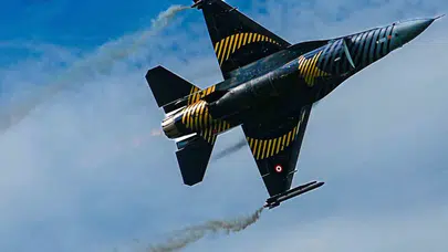 Gökyüzündeki heyecanı fırsat bildi, faturası ağır oldu: SOLOTÜRK gösterisinde dron uçuran öğrenciye dev ceza