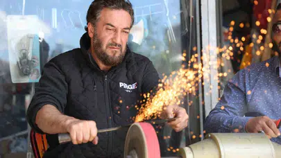 Kurban telaşı bıçakçıları mesaiye kilitledi: Sabahın ilk ışıklarından gece yarısına kadar dur durak bilmiyorlar
