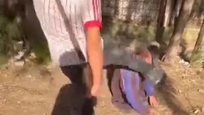 İzmir’de vicdanları sızlatan görüntü: Sokakta uyuyan yaşlı adama tekme atıp serbest kaldılar