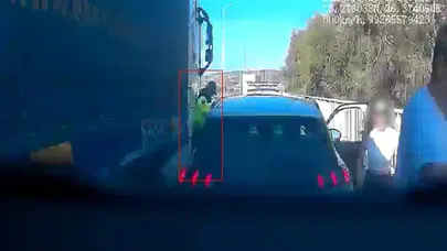 İyilik yaparken canından oluyordu: Otoyolda korku dolu anlar kamerada