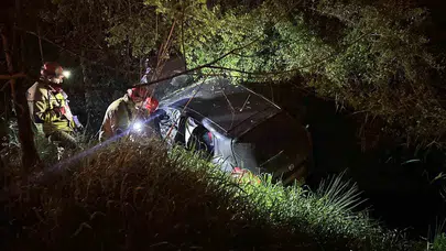 Düzce'de gece yarısı korku dolu anlar: Kontrolden çıkan otomobil dereye böyle uçtu