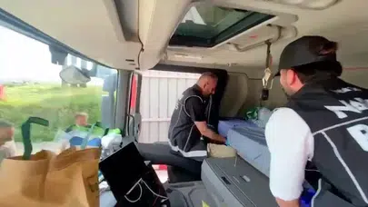 İskenderun'da zehir tacirlerine ağır darbe: Yatak altına gizlenmiş servet yakalandı