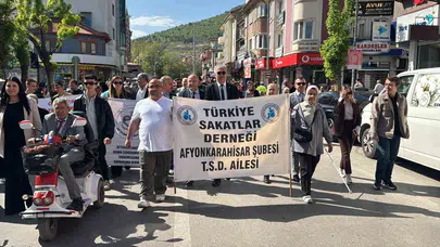 Afyonkarahisar’da engelleri aşmak için yürüdüler: Kent meydanında anlamlı buluşma
