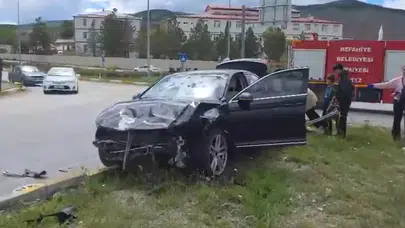 Refahiye'de trafik kâbusu: Ana yola çıkan araçla çarpışan otomobilde 6 kişi yaralandı