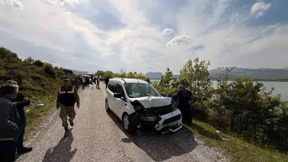 Tatvan yolunda can pazarı: İki araç kafa kafaya çarpıştı, 6 kişi hastanelik oldu