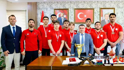 Bilekleri bükülmedi: Isparta’dan şampiyonluk kupasıyla döndüler