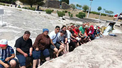 Acıpayam’dan Pamukkale’ye uzanan sevgi dolu bir gün: Özel bireyler beyaz cennetin tadını çıkardı