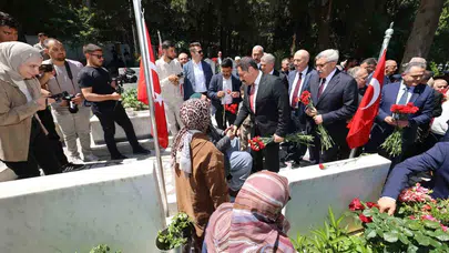 Hatay'da duygu dolu bayramlaşma: Vali Masatlı şehit babasının elini öperek gönülleri fethetti