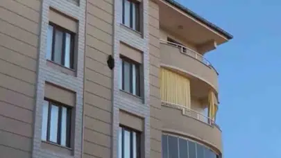 Gökyüzündeki amansız takip: Binanın cephesine saplanıp kaldı