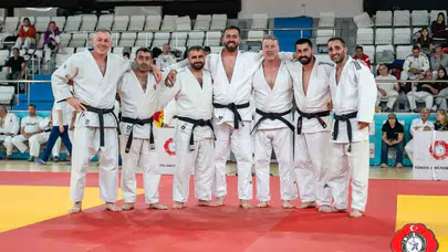 Tatamiye ya?larını değil azimlerini yansıttılar: Yunusemre Belediyespor zirveye adını yazdırdı