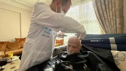 Bayram öncesi Pendik’te yüzleri güldüren dokunuş: Yatağa bağımlı hastalar için evde kuaför seferberliği