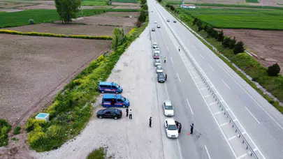 Yolun sonu bayram şekerine çıktı: Jandarmadan sürücülere çifte sürpriz