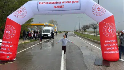 Demirözü’nde Gençlik Haftası coşkusu: Öğrenciler madalya için ter döktü