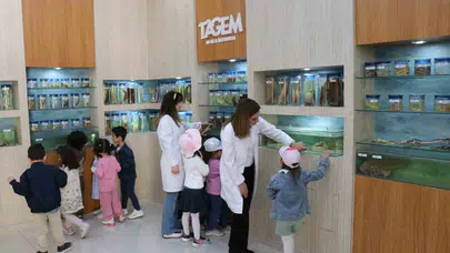 Denizlerin gizemli dünyası minik öğrencileri büyüledi: Elazığ’da renkli keşif turu